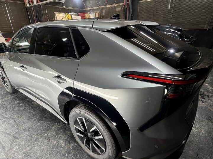 TOYOTA bz4xのボディーにセラミックコーティングSystemXPROを施工素地部は外装樹脂コーティングを施工。ガラスルーフにはSystemXの晴らす撥水コーティングを施工。