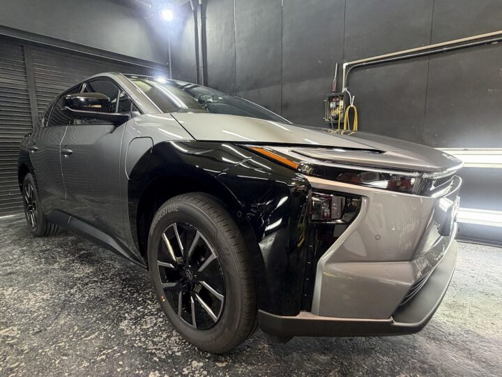 TOYOTA bz4xのボディーにセラミックコーティングSystemXPROを施工素地部は外装樹脂コーティングを施工。ガラスルーフにはSystemXの晴らす撥水コーティングを施工。