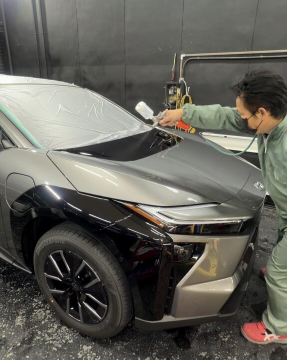 TOYOTA bz4xにコーティング専用プライマー吹き付け施工