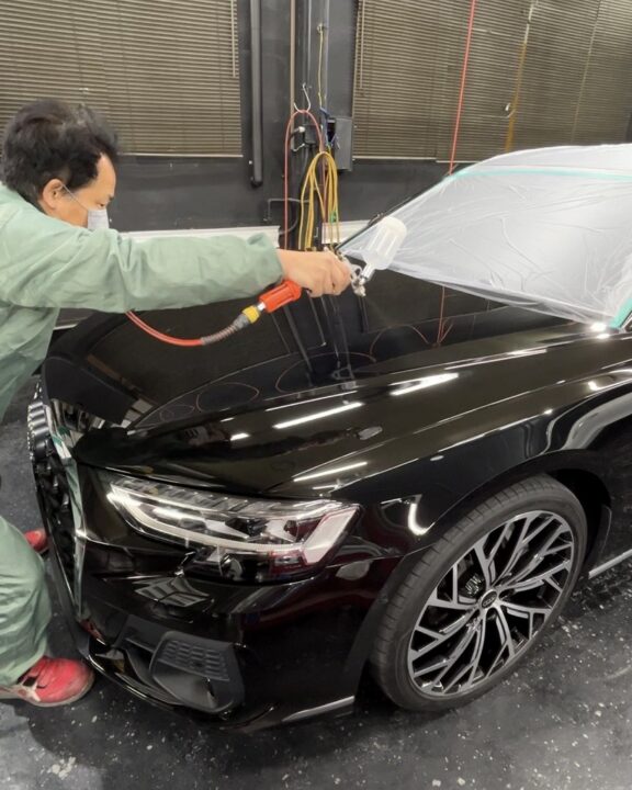 アウディ―A8にGguardガラスコーティング3層を施工中。１層・２層吹き付けコーティング施工。３層はダブルアクションで施工