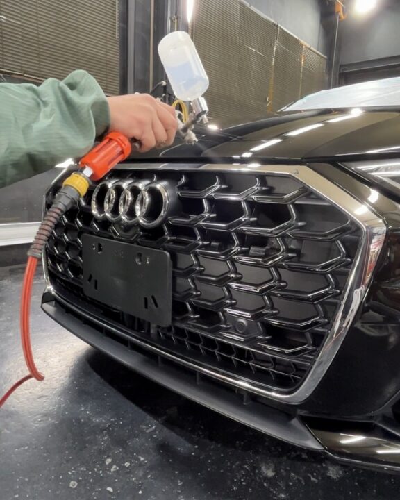 アウディ―A8の素地部に専用のコーティング剤を吹き付け施工 