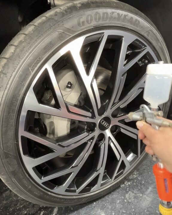 アウディ―A8にGguardホイールコーティング吹付施工