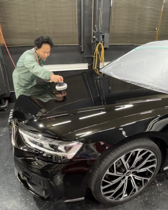 アウディ―A8にGguardガラスコーティング3層を施工中。１層・２層吹き付けコーティング施工。３層はダブルアクションで施工