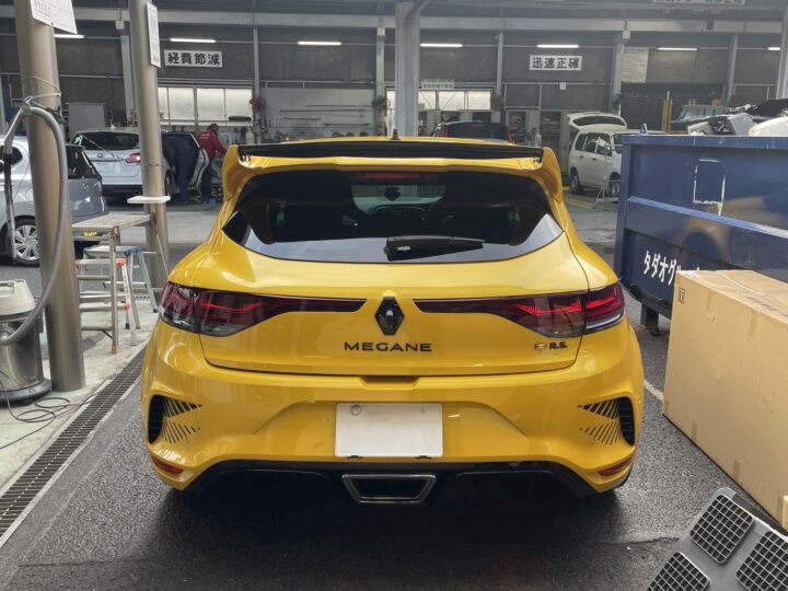 IMG_9904 - 鈑金塗装・カーコーティング・車検|山口県 東洋ボデー株式会社 ルノー・スポール メガーヌ R.S ウルティム スポイラー取付・塗装