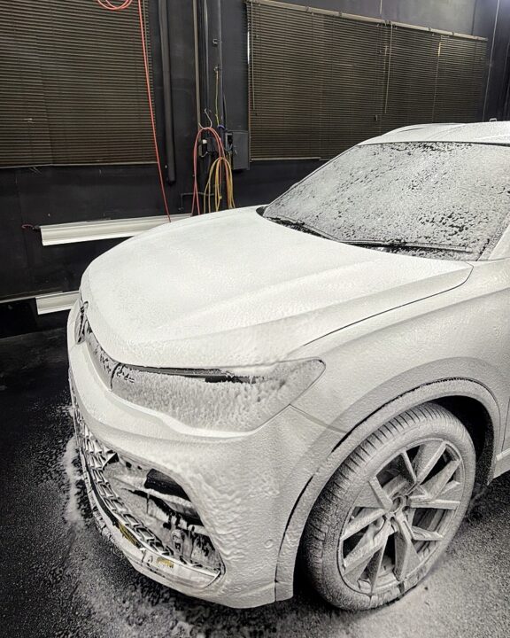 フォルクスワーゲンのティグアンにセラミック子ティングSystemX Crystal SSを施工前洗車下地作り
