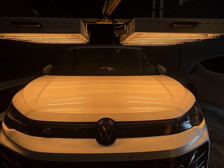 フォルクスワーゲンのティグアンにセラミックコーティング　SystemXを施工後近赤外線ヒーターで乾燥硬化。