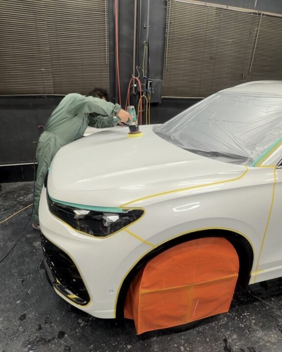 フォルクスワーゲンのティグアンにセラミック子ティングSystemX Crystal SSを施工前に磨き艶出しくすみ取り