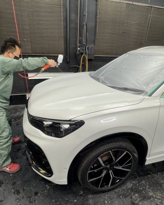 フォルクスワーゲンのティグアンにセラミック子ティングSystemX を施工前のコーティング専用プライマーを吹き付け施工