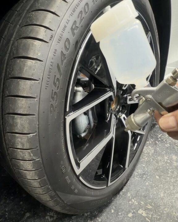 フォルクスワーゲンのティグアンにセラミックコーティングSystemX ホイールコーティングを吹き付け施工