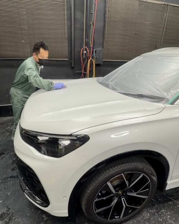 フォルクスワーゲンのティグアンにセラミック子ティングSystemX Crystal SSを手塗り背施工