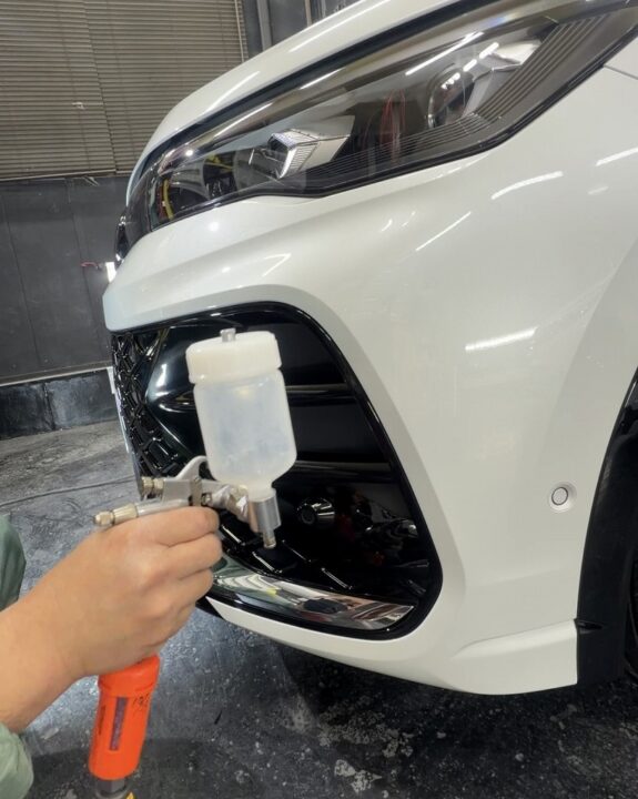 フォルクスワーゲンのティグアンにセラミックコーティングSystemX Crystal SS施工細部のグリル等は吹き付けでコーティングを施工