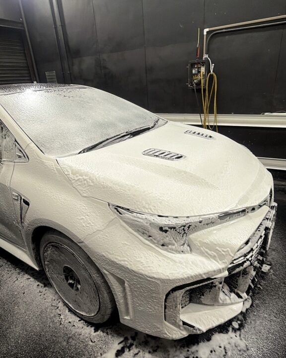 TOYOTA GRカローラにGguardガラスコーティング3層+ホイールコーティング施工前洗車、下地作り