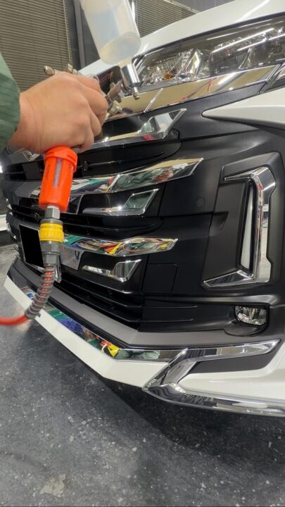 TOYOTA ノアGguardガラスコーティング　細部スプレーガンを使ってr吹き付けでコーティング施工