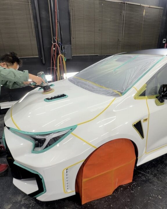 TOYOTA GRカローラにGguardガラスコーティング3層+ホイールコーティング施工前ボディー磨き汚れ取り、くすみ、白ボケ除去