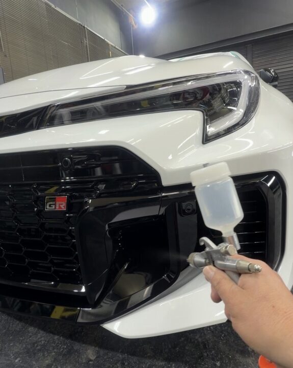 TOYOTA GRカローラにGguardガラスコーティング細かいところはスプレーガンを使って吹き付けコーティング施工