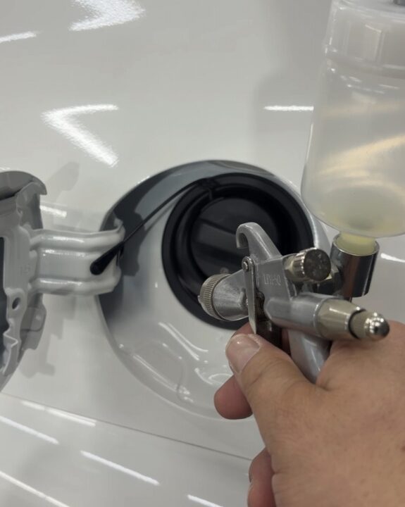 TOYOTA GRカローラにGguardガラスコーティング細かいところはスプレーガンを使って吹き付けコーティング施工