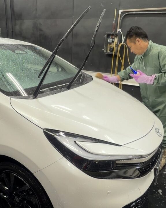 TOYOTA アクアの新車にセラミックコーティングSystemXPROを施工前に溶剤を使って洗車