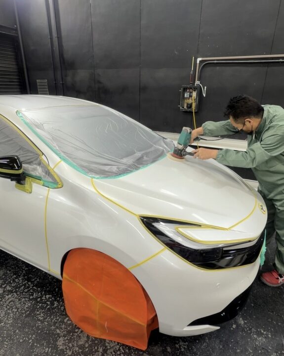 TOYOTA アクアの新車にセラミックコーティングSystemXPROを施工前磨き。白ボケとくすみを除去してピカピカに輝かす。