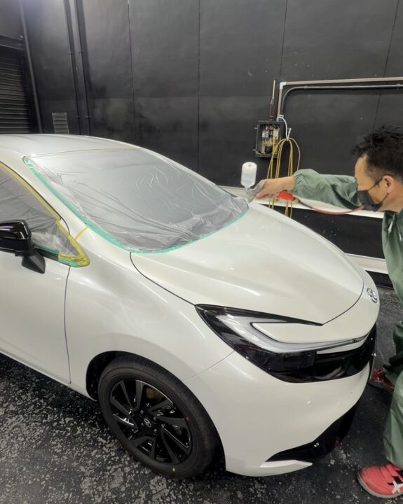 TOYOTA アクアの新車にセラミックコーティングSystemXPROを施工前にコーティング専用プライマーを塗布