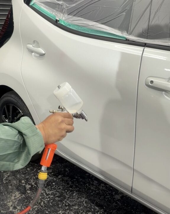 TOYOTA アクアの新車にセラミックコーティングSystemXPROを施工施工前にコーティング専用プライマーを塗布