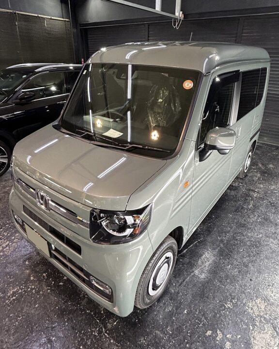 【磨きがある場合の文】徹底した下地処理を行い、丁寧に仕上げた結果、入庫時とは比べ物にならないほど美しく仕上がりました。 ここは、基本的に写真を載せるだけで大丈夫です（3～5枚）。最も読者が見る箇所でもあるため、とにかく写真はきれいに撮るようにして、真正面だけでなく、真横や斜め後ろなど、詳細はお任せしますが、理想は1周分の写真を載せるのが理想です。写真を入れる際には「代替テキスト」の入力だけ忘れないようにお願いします。 ・コーティング完成写真：正面の写真　　など。 傷やシミなどが酷い状態で入ってきた場合は、ビフォーも撮っておいて全く同じ角度同じ距離で完成写真を撮ると、より読者へのアピールができます。新車などあまり施工前と後の差が出ないものは、完成写真だけで大丈夫です。 コーティング施工の流れ