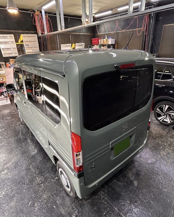 【磨きがある場合の文】徹底した下地処理を行い、丁寧に仕上げた結果、入庫時とは比べ物にならないほど美しく仕上がりました。 ここは、基本的に写真を載せるだけで大丈夫です（3～5枚）。最も読者が見る箇所でもあるため、とにかく写真はきれいに撮るようにして、真正面だけでなく、真横や斜め後ろなど、詳細はお任せしますが、理想は1周分の写真を載せるのが理想です。写真を入れる際には「代替テキスト」の入力だけ忘れないようにお願いします。 ・コーティング完成写真：正面の写真　　など。 傷やシミなどが酷い状態で入ってきた場合は、ビフォーも撮っておいて全く同じ角度同じ距離で完成写真を撮ると、より読者へのアピールができます。新車などあまり施工前と後の差が出ないものは、完成写真だけで大丈夫です。 コーティング施工の流れ