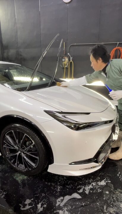 TOYOTA ノアGguardガラスコーティング施工前溶剤を使って付着物除去