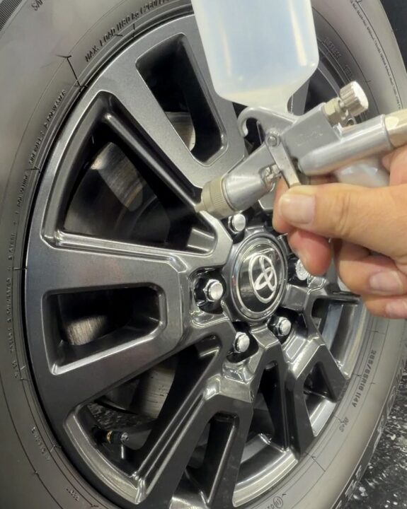 ランクル250Gguardガラスコーティングをホイールに吹き付け施工