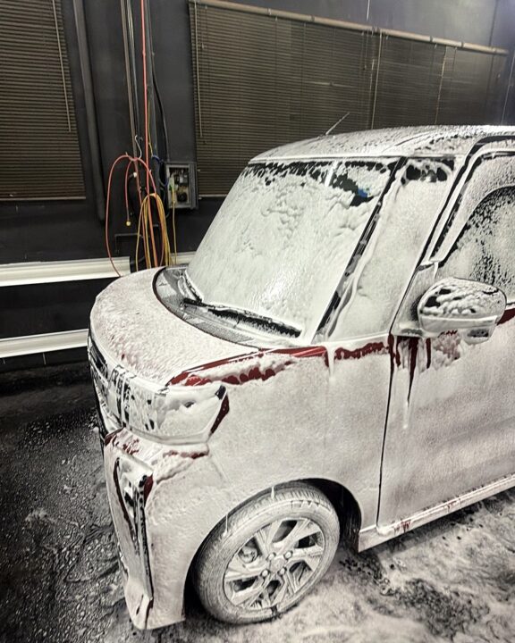 DAIHATSU タントにGguardガラスコーティングを施工前に洗車して下地を作る