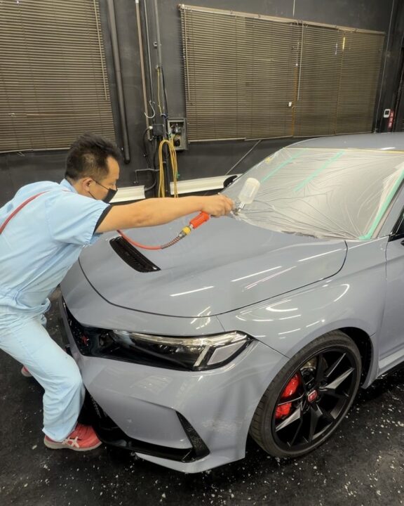 HONDAシビックTYPE-Rにセラミックコーティンング施工前にコーティング専用プライマーをスプレーガンを使って吹き付け施工
