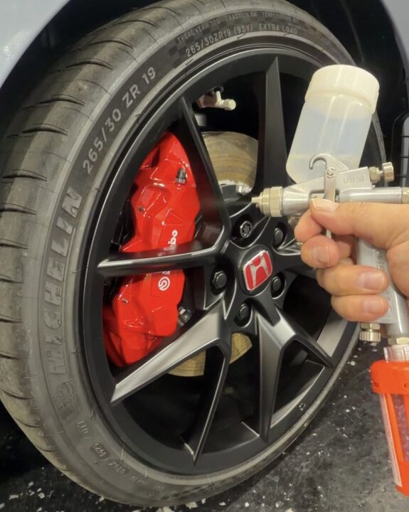 HONDAシビックTYPE-Rにセラミックホイールコーティングを吹き付け施工