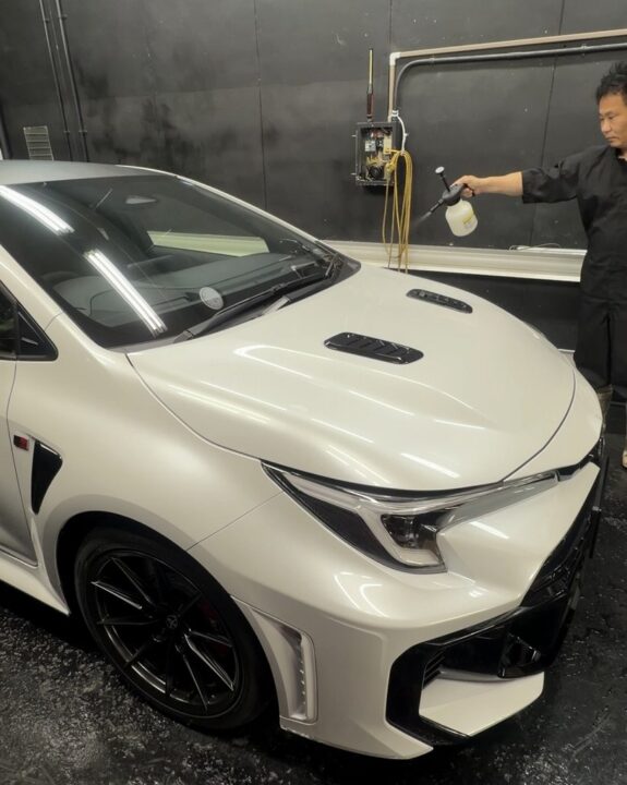 TOYOTAのGRカローラにセラミックコーティングSystemXPROとホイールコーティングとハンドルコーティングを施工前に鉄粉除去剤を使って鉄粉除去