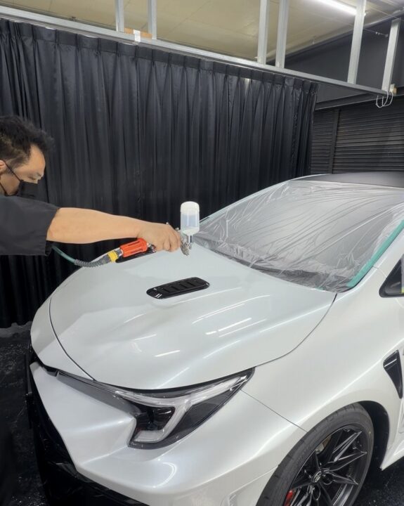 専用プライマーをスプレーガンを使って塗布