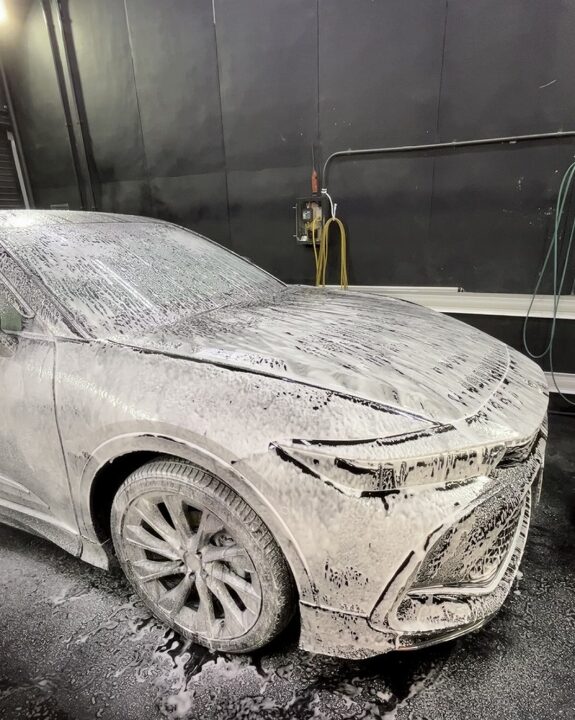 TOYOTA クラウンクロスオーバーにコーティングを施工するので下地処理を行う