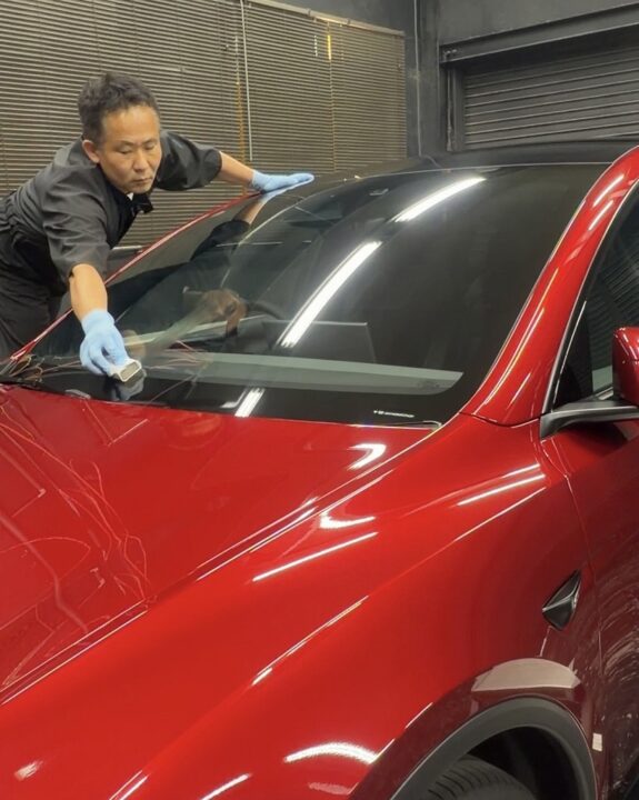 テスラ Model Yに窓ガラス撥水コーティングを手塗りで施工