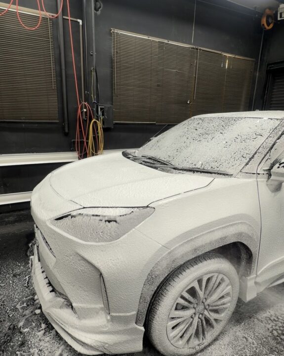 ヤリスクロスにフォームガンで泡洗車