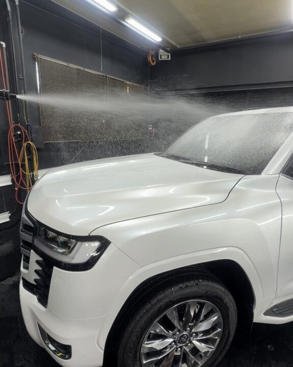 ランドクルーザーのコーティング施工前にフォームガンを使って泡洗車