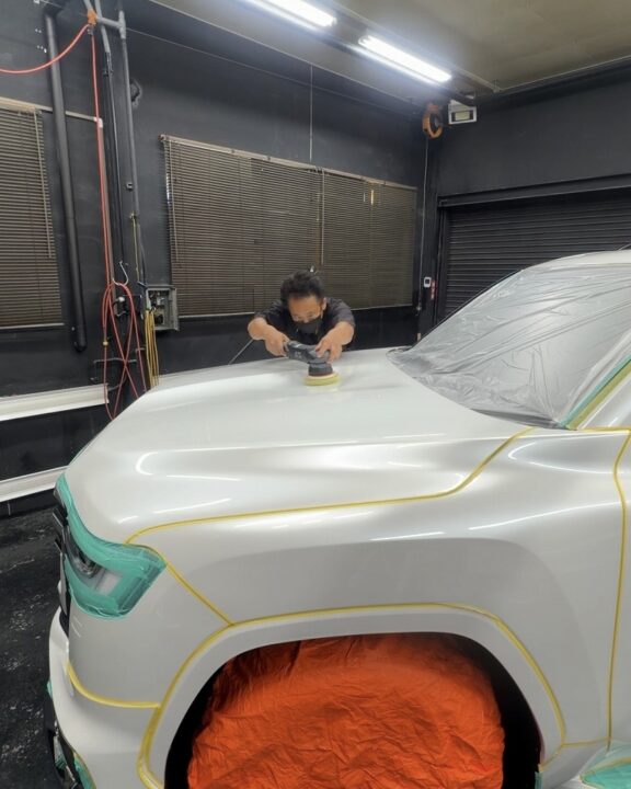 TOYOTA ランドクルーザー300をコーティング前磨きをかけて下地を作る
